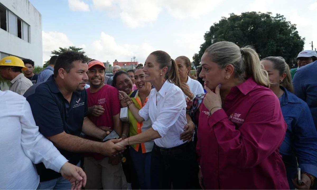 La presidenta Sheinbaum estuvo este miércoles en la comunidad de El Higo, Veracruz, para supervisar apoyo a damnificados por lluvias.