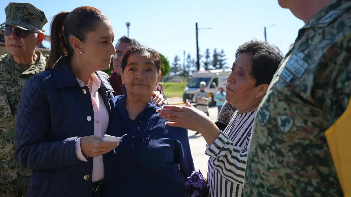 La presidenta Claudia Sheinbaum recorrió Huauchinango y supervisó el puente aéreo de auxilio a la población afectada.