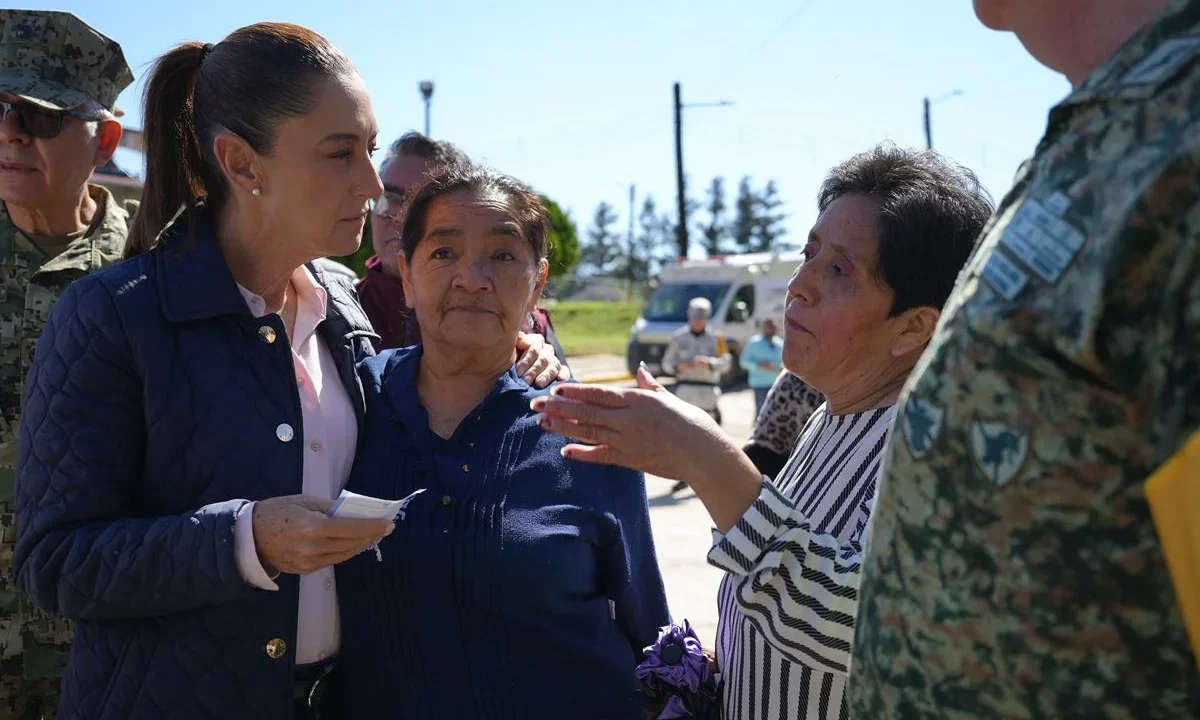 La presidenta Claudia Sheinbaum recorrió Huauchinango y supervisó el puente aéreo de auxilio a la población afectada.