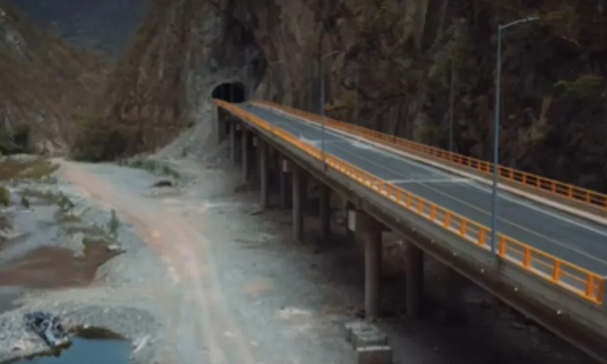 La construcción de la carretera San Ignacio-Tayoltita inició en 2019 y su ejecución generó más de 24 mil empleos directos e indirectos.