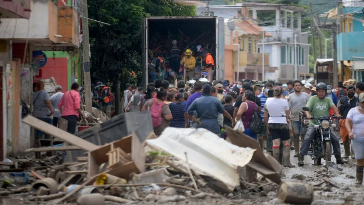 Labores de limpieza en Poza Rica, Veracruz