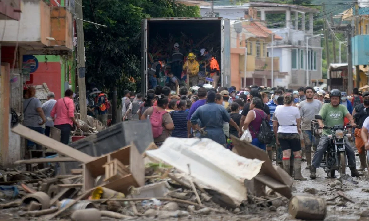 Labores de limpieza en Poza Rica, Veracruz