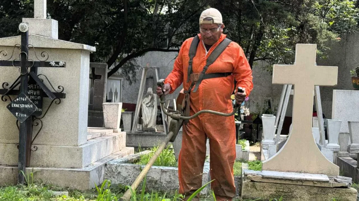 Estilo de vida. Forrado con un traje naranja y rodeado por mil 500 sepulcros, Juan da mantenimiento a los arbustos y tumbas con total naturalidad, como si se tratara de viejos amigos.