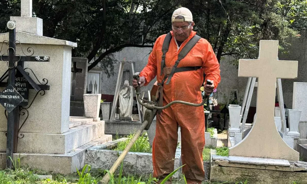 Estilo de vida. Forrado con un traje naranja y rodeado por mil 500 sepulcros, Juan da mantenimiento a los arbustos y tumbas con total naturalidad, como si se tratara de viejos amigos.