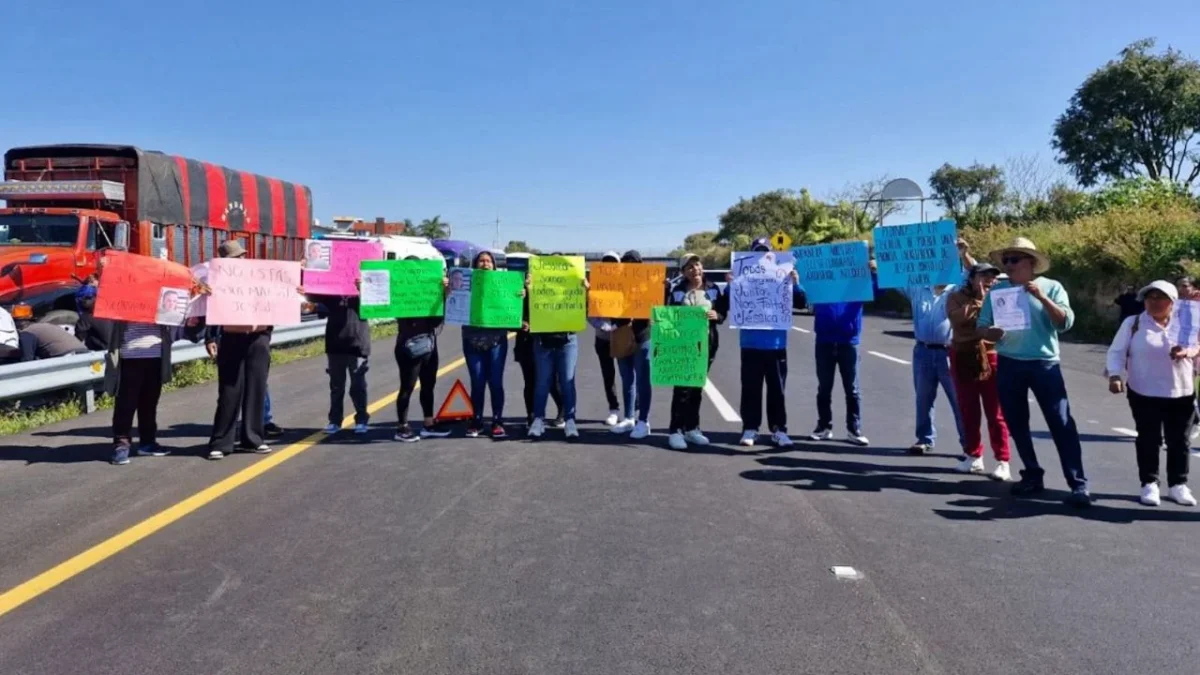 Manifestantes tomaron la caseta de cobro Puebla-Atlixco para protestar por la desaparición de la maestra Jessica Portillo Aguilar.