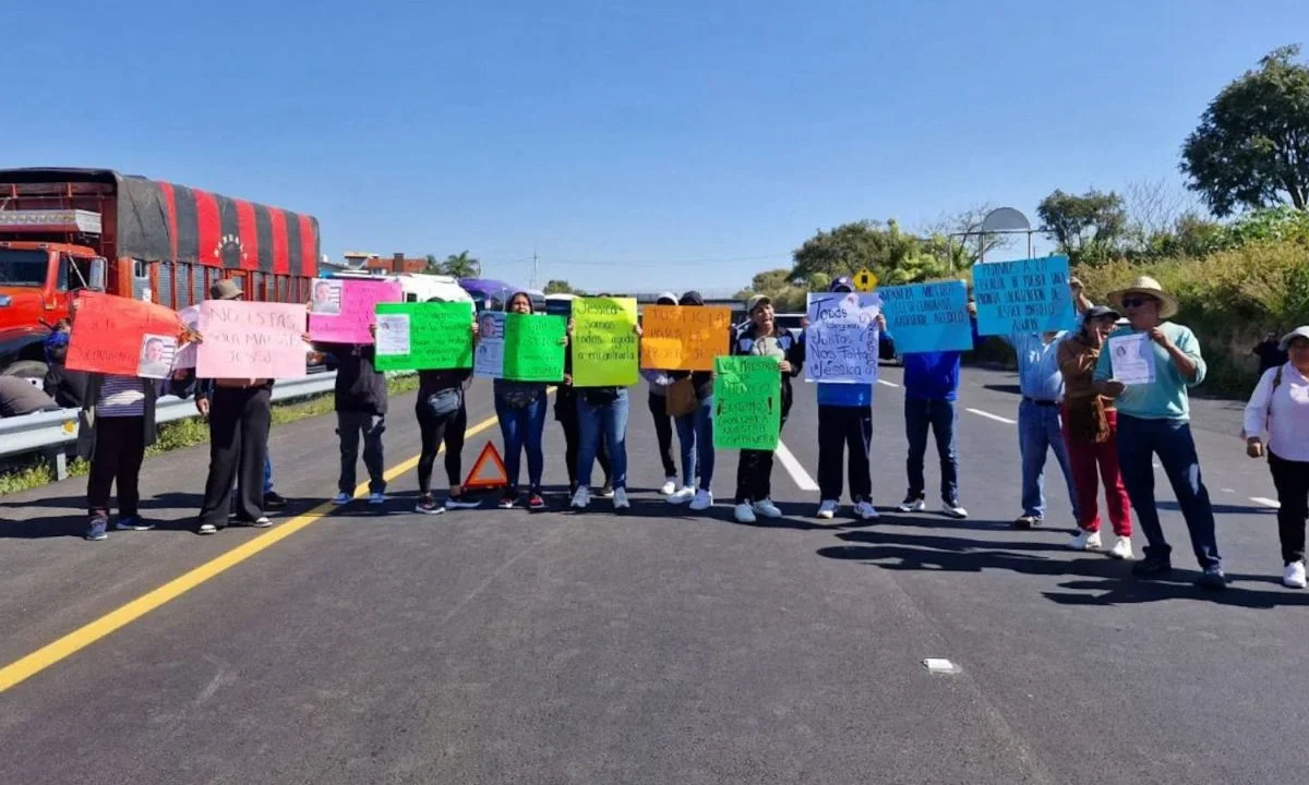 Manifestantes tomaron la caseta de cobro Puebla-Atlixco para protestar por la desaparición de la maestra Jessica Portillo Aguilar.