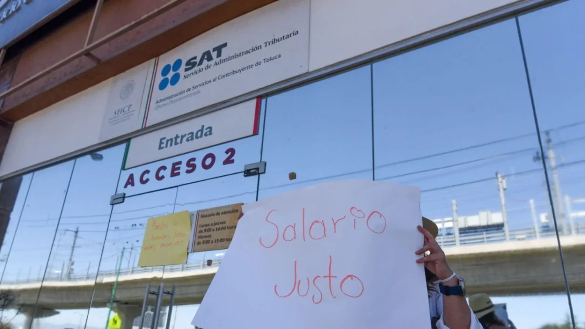 Empleados del SAT inconformes con la situación laboral anunciaron que mantendrán el paro este miércoles 15.