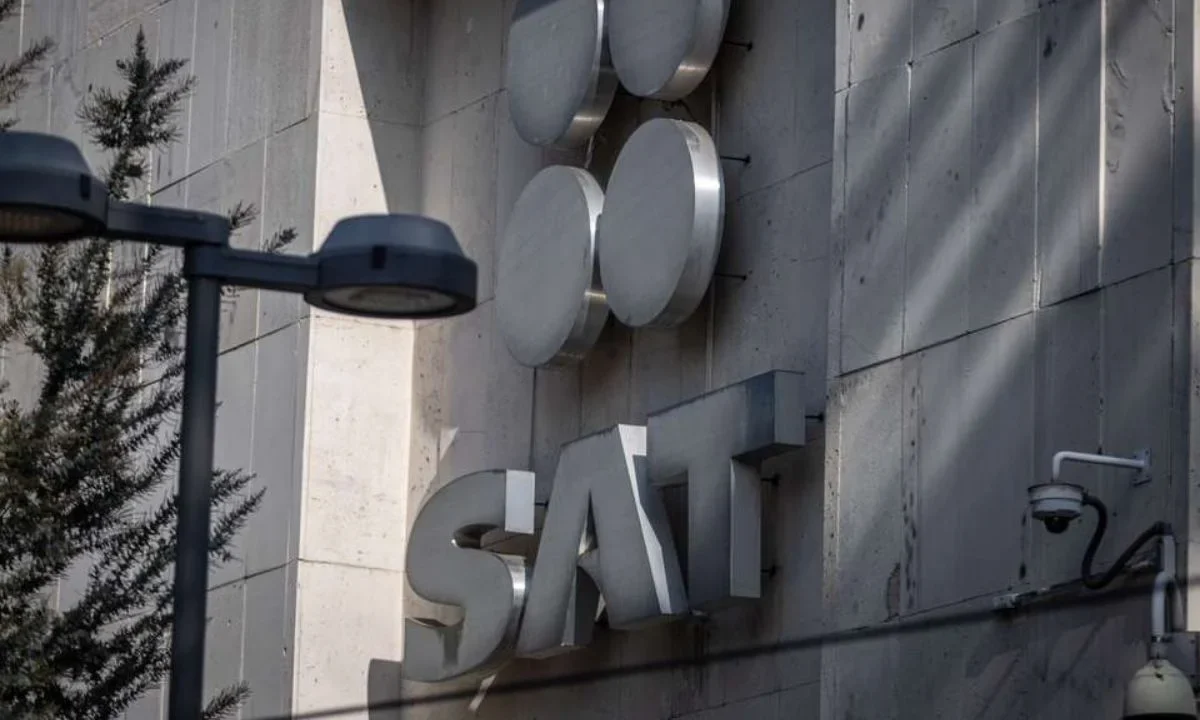 Trabajadores del SAT realizan bloqueos y exigen aumento salarial