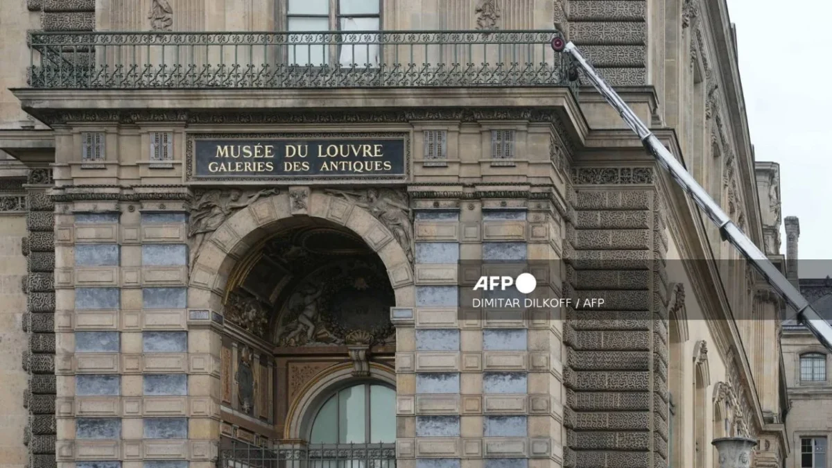 De acuerdo con Laurence des Cars, directora del Louvre, la corona no sustraída durante el robo podría someterse a una delicada restauración.