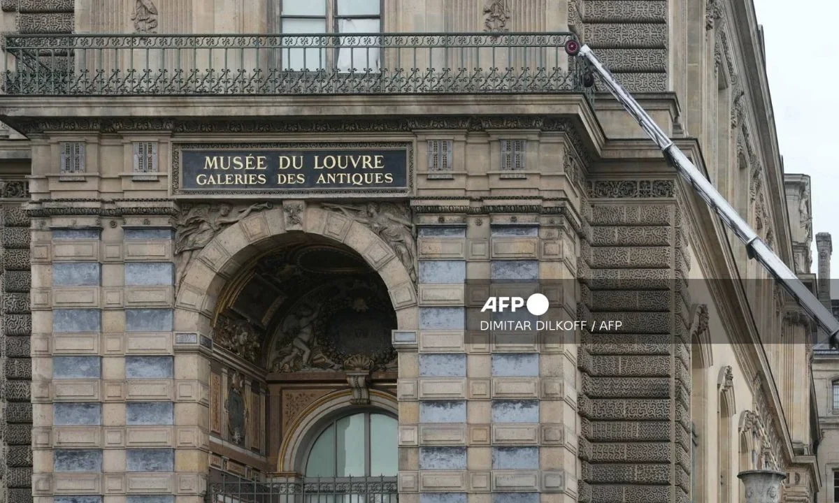 De acuerdo con Laurence des Cars, directora del Louvre, la corona no sustraída durante el robo podría someterse a una delicada restauración.