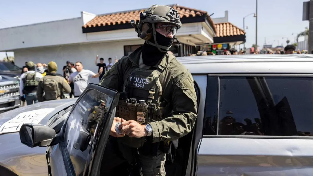 Donald Trump reestructura el ICE para endurecer las deportaciones.