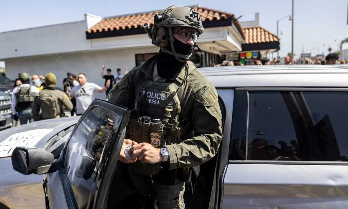 Donald Trump reestructura el ICE para endurecer las deportaciones.