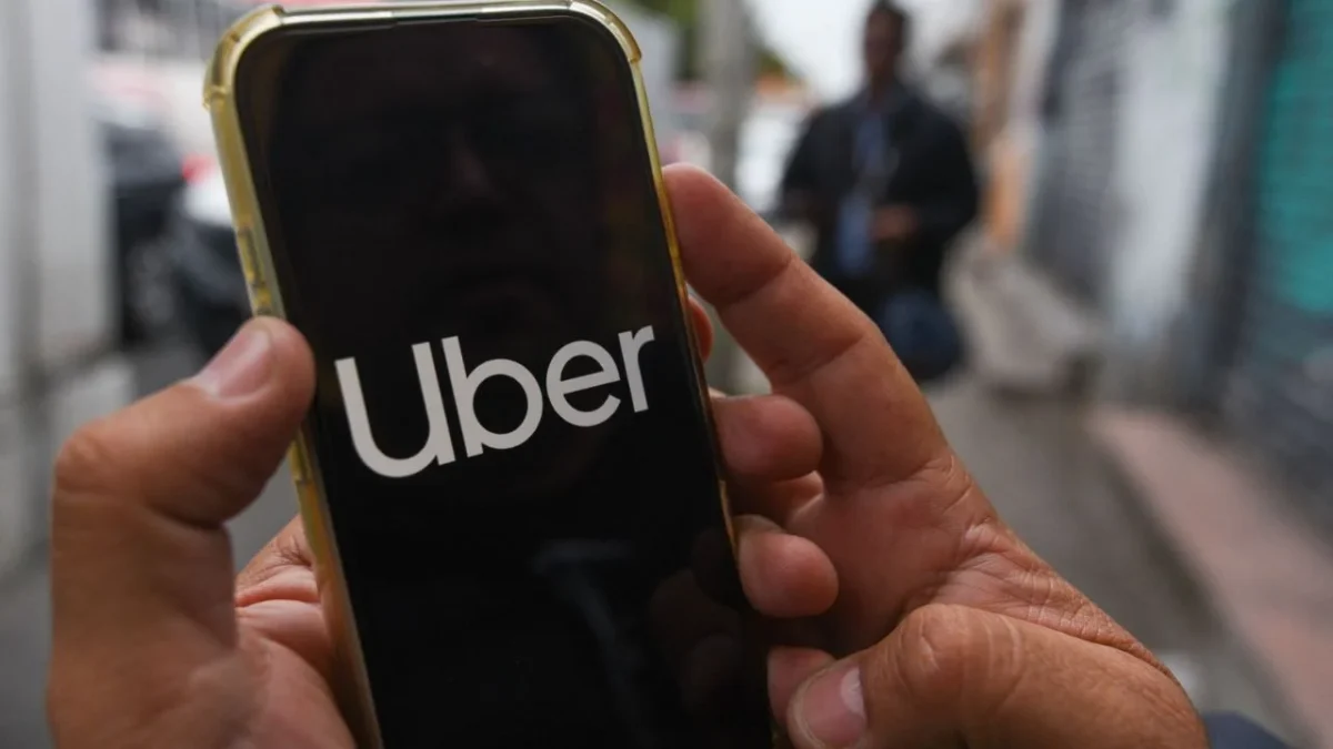La plataforma de taxis de aplicación Uber informó que obtuvo una suspensión definitiva para operar su servicio en los aeropuertos en México.