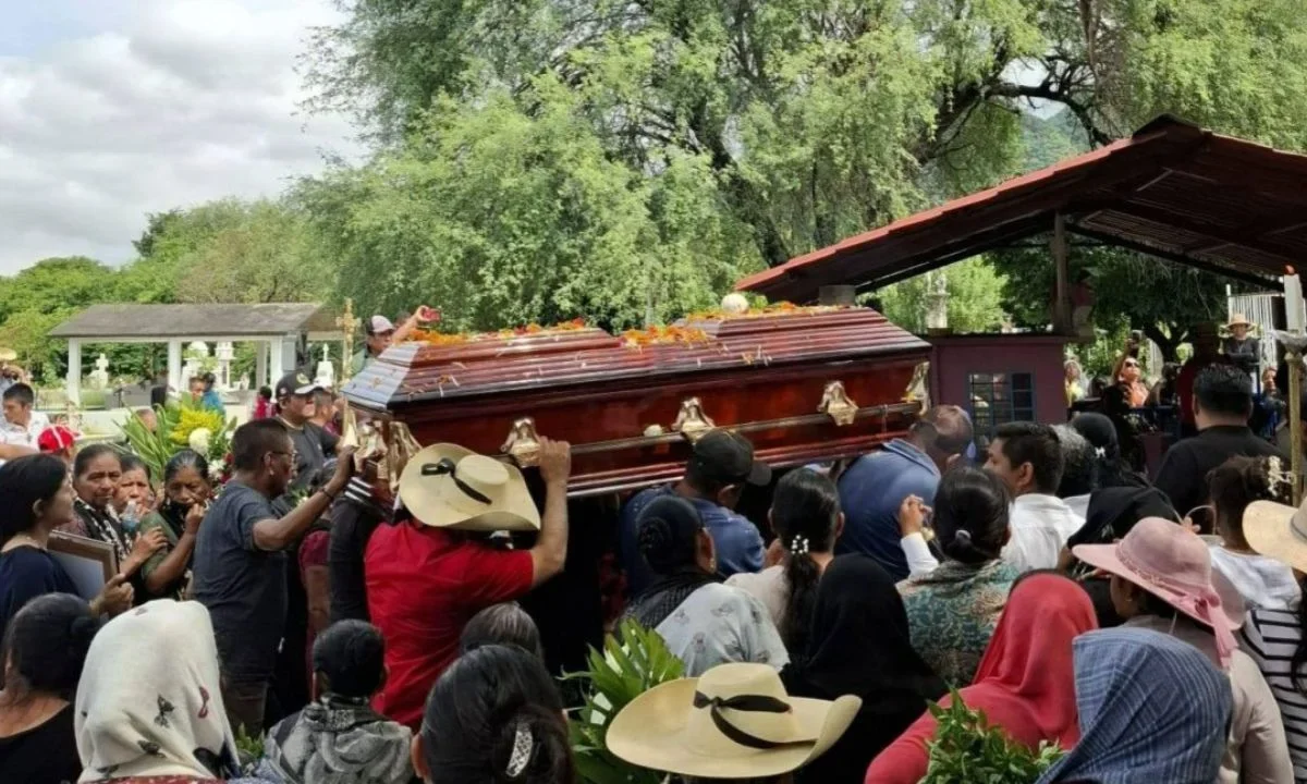 El párroco Bertoldo Pantaleón Estrada fue sepultado en su tierra natal Changata, en la región Tierra Caliente de Guerrero.