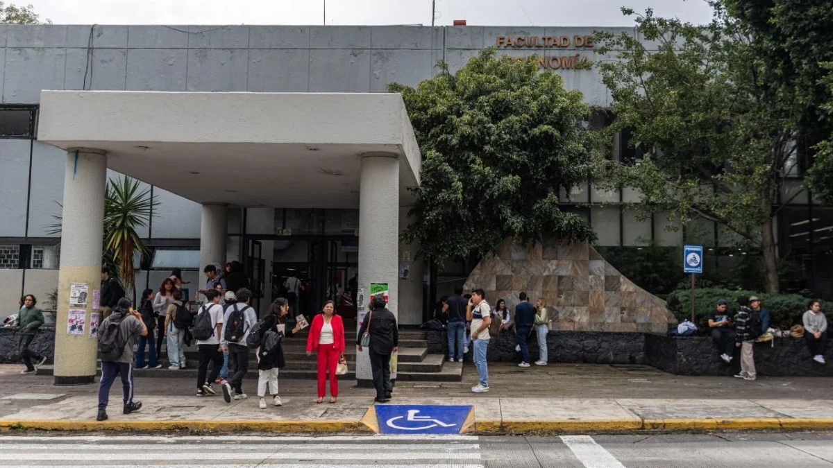 Mientras que una parte de Ciudad Universitaria pudo retomar sus actividades con normalidad, la Facultad de Ciencias Políticas de la UNAM fue evacuada.
