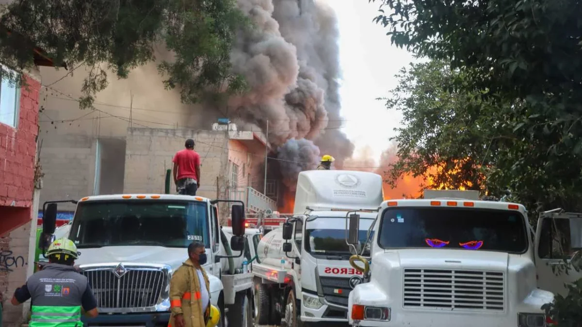Protección Civil de Ecatepec, Estado de México, valora riesgos en 45 casas aledañas a la fábrica de colchones incendiada.