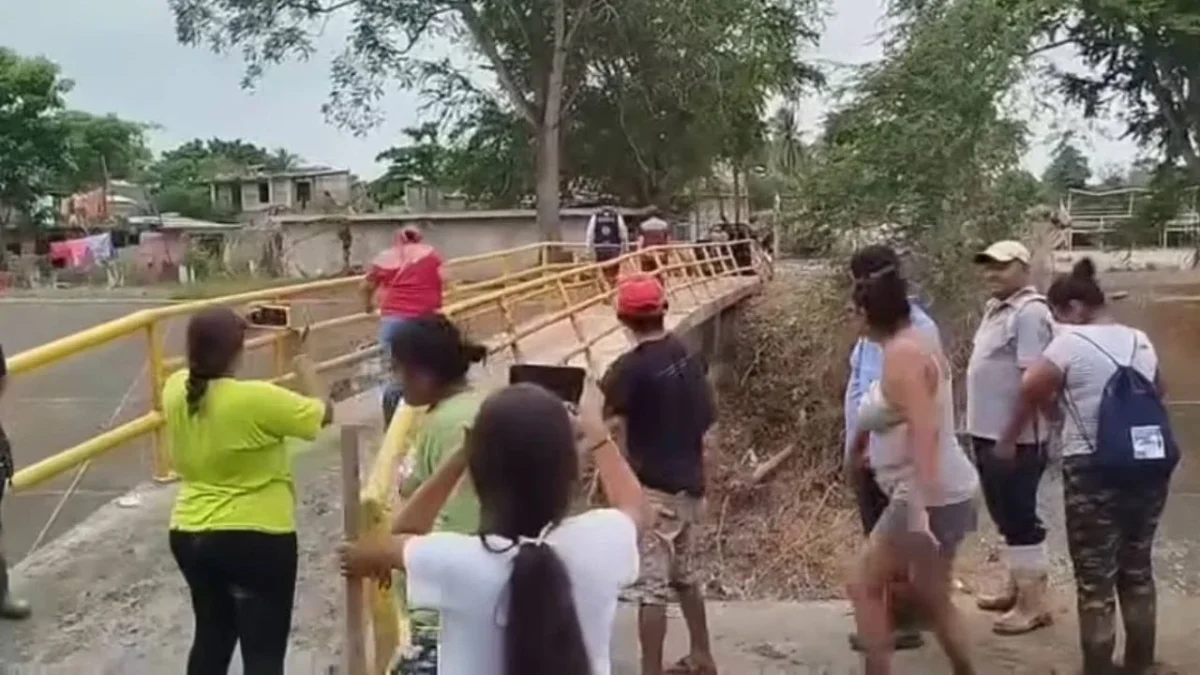 Habitantes de Álamo, Veracruz, corrieron con abucheos, reclamos y lanzándole lodo a la alcaldesa Blanca Lilia Arrieta.