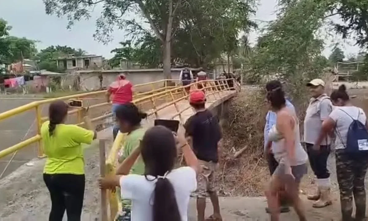 Habitantes de Álamo, Veracruz, corrieron con abucheos, reclamos y lanzándole lodo a la alcaldesa Blanca Lilia Arrieta.