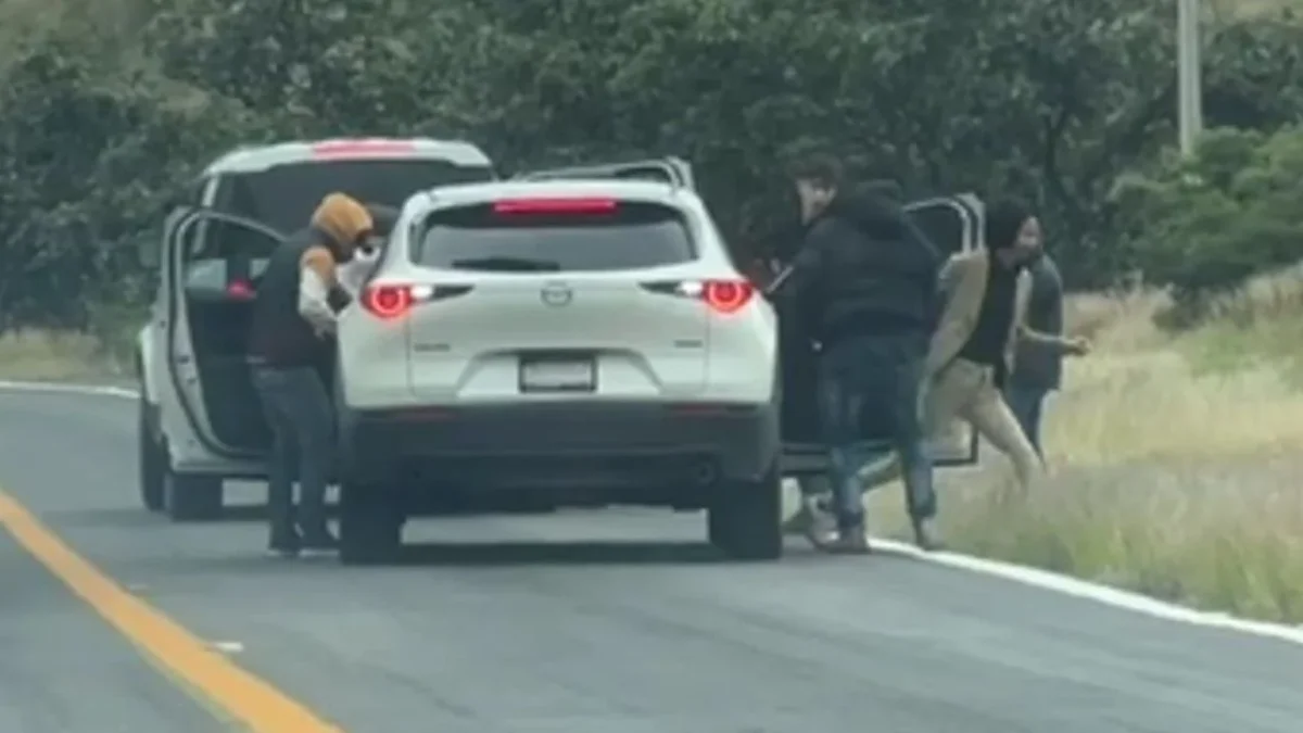 Roban a una pareja de jóvenes que viajaba a bordo de una camioneta blanca, hombres armados los interceptaron y atacaron en Guanajuato.