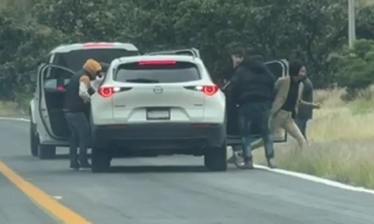 Roban a una pareja de jóvenes que viajaba a bordo de una camioneta blanca, hombres armados los interceptaron y atacaron en Guanajuato.