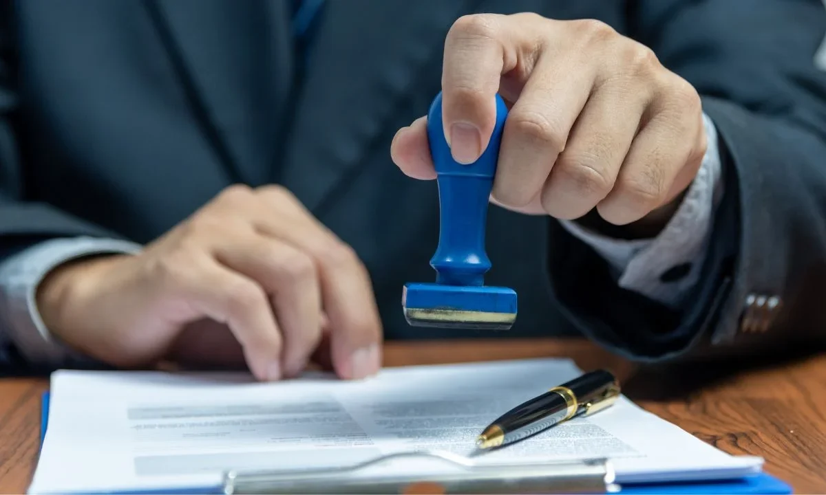 El Gobierno de Estados Unidos lanza contundente advertencia a las personas con visas, las puede cancelar por estas razones.