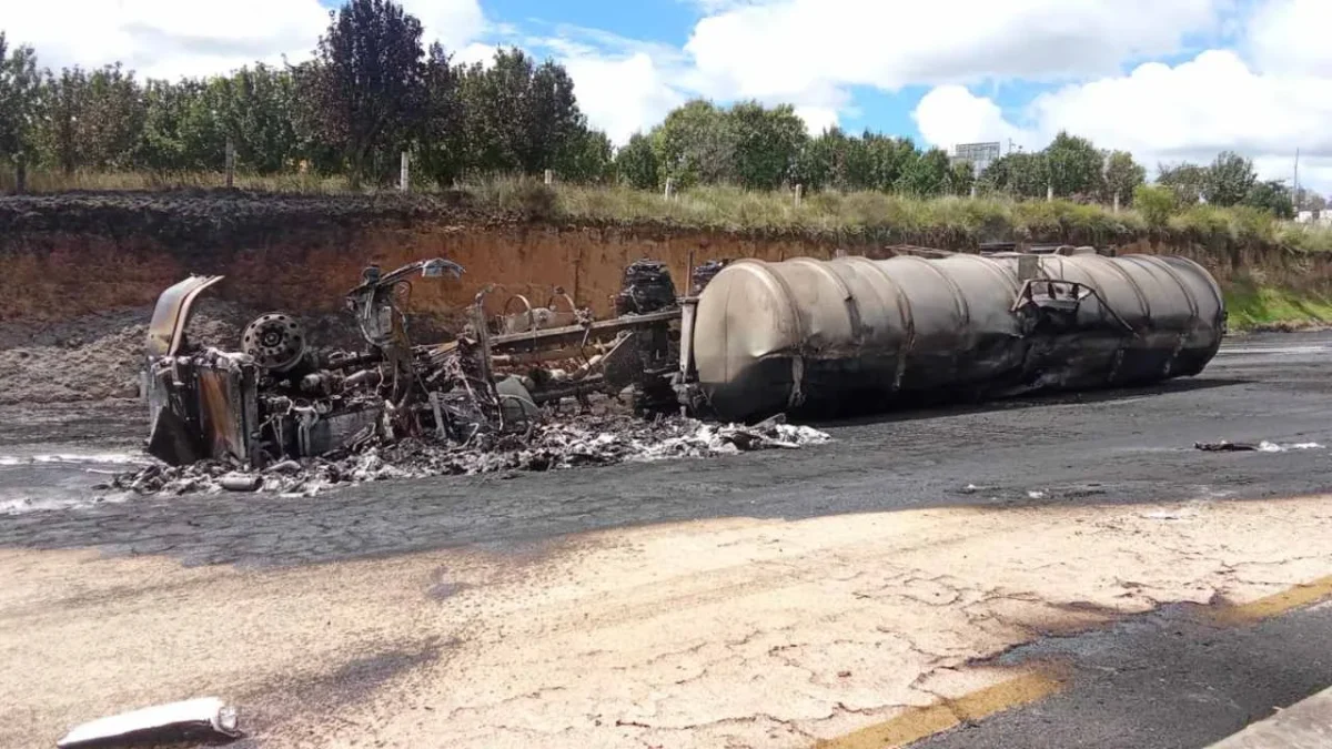 Una pipa cargada con diésel volcó y explotó sobre la autopista México-Puebla.