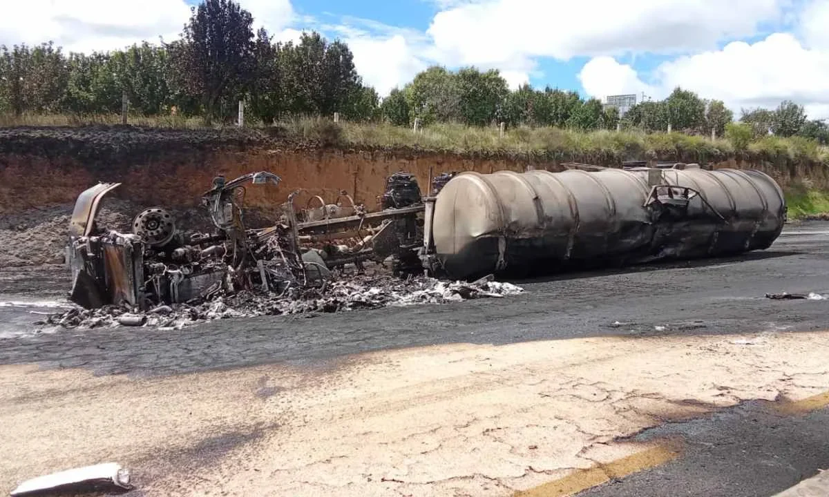 Una pipa cargada con diésel volcó y explotó sobre la autopista México-Puebla.