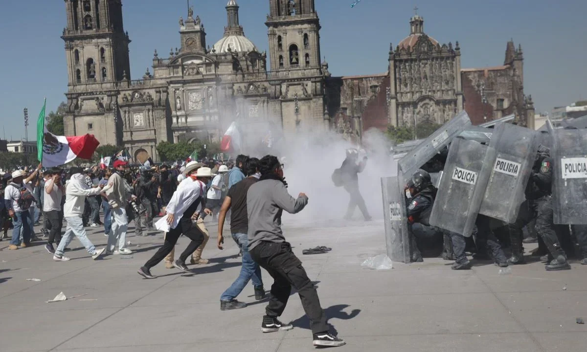Pablo Vázquez informó que del saldo de 100 policías lesionados por la marcha Generación Z, solo cuatro requirieron traslado a un hospital.