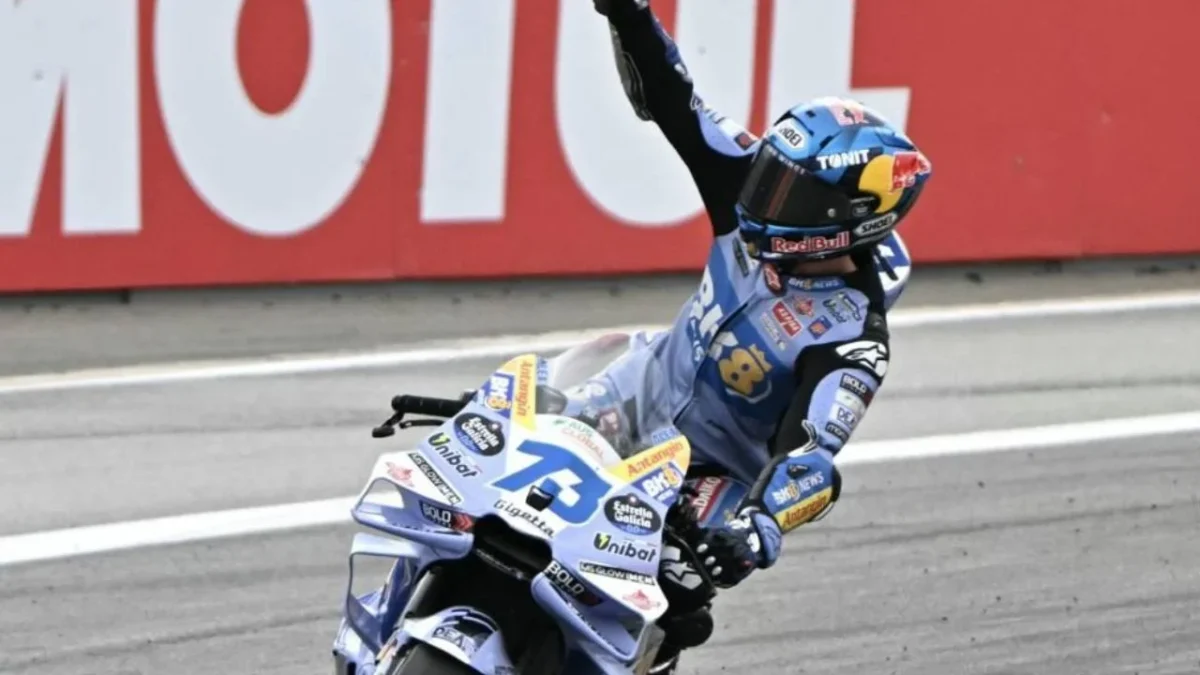 El piloto español de MotoGP del equipo BK8 Gresini Racing, Alex Márquez, celebra su victoria en la carrera sprint previa al Gran Premio de Valencia de MotoGP
