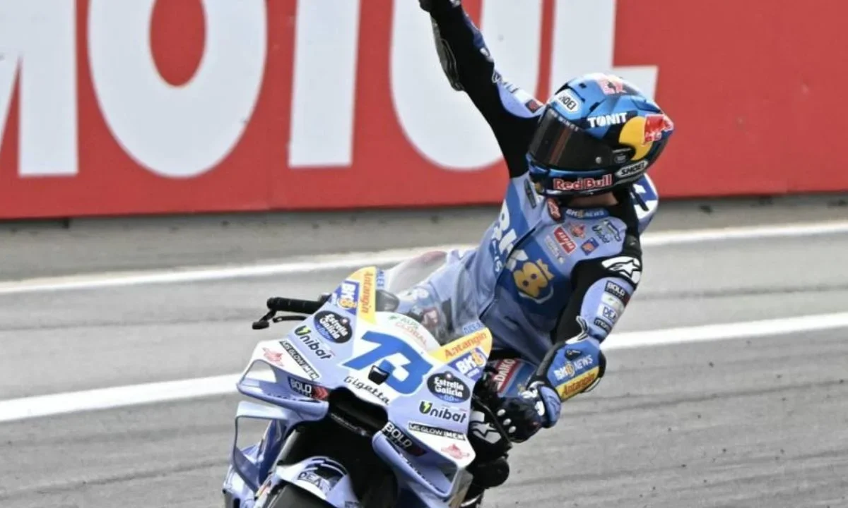 El piloto español de MotoGP del equipo BK8 Gresini Racing, Alex Márquez, celebra su victoria en la carrera sprint previa al Gran Premio de Valencia de MotoGP