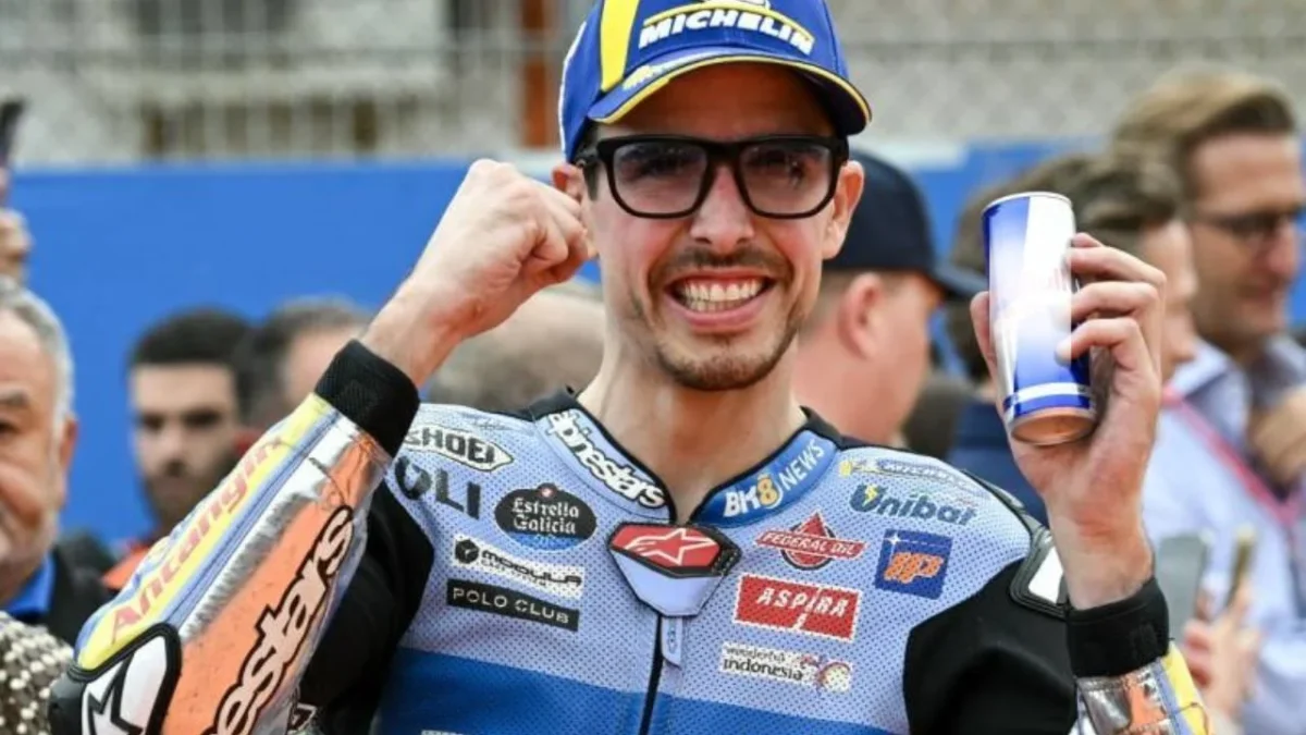 El piloto español de MotoGP del equipo BK8 Gresini Racing, Alex Márquez, celebra su victoria en la carrera sprint previa al Gran Premio de Valencia de MotoGP