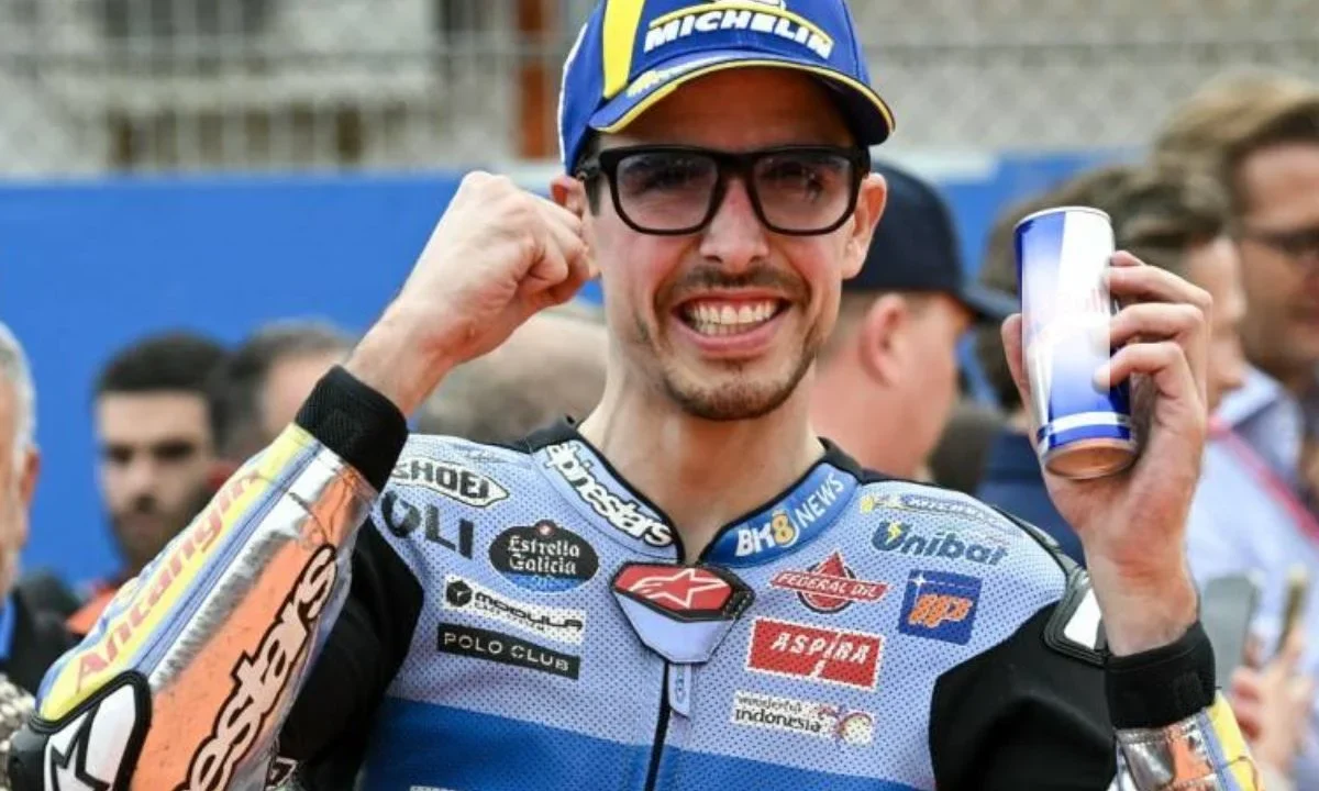 El piloto español de MotoGP del equipo BK8 Gresini Racing, Alex Márquez, celebra su victoria en la carrera sprint previa al Gran Premio de Valencia de MotoGP