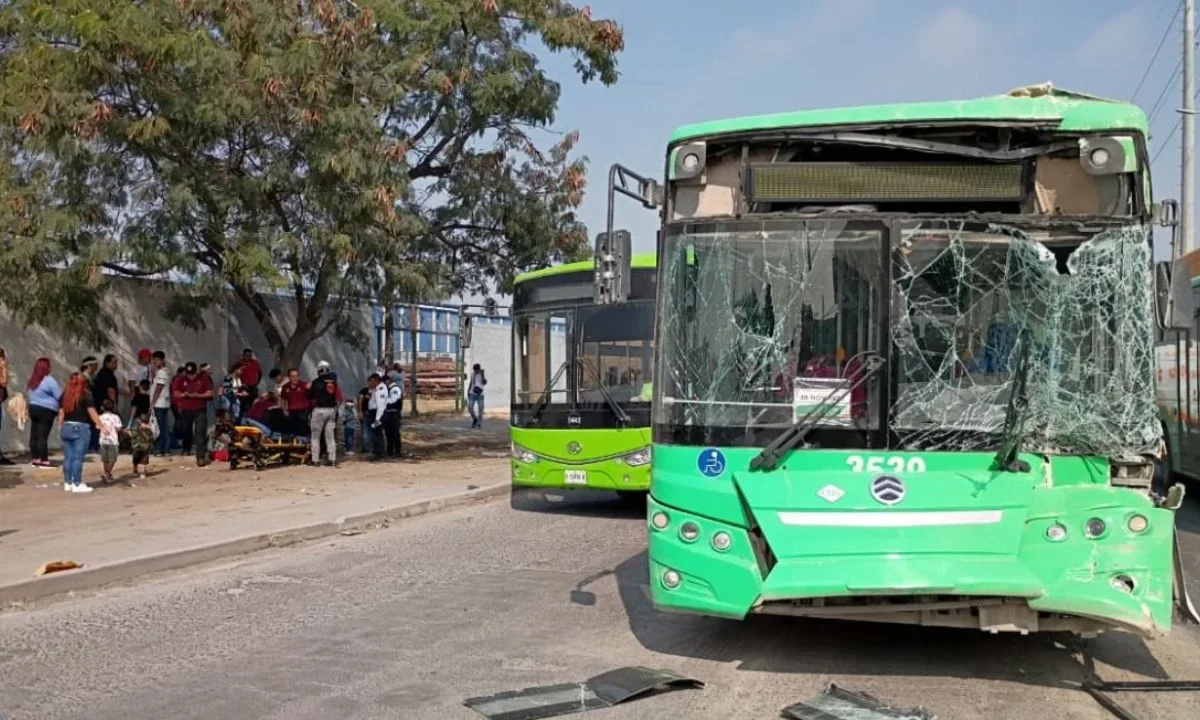 Choque en carretera de Nuevo León deja al menos 29 lesionados