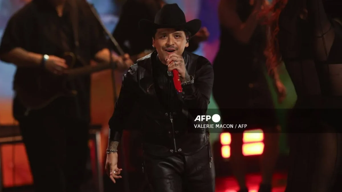 El cantante Christian Nodal llegó a los juzgados federales del Reclusorio Oriente, acompañado de personal de seguridad y su defensa legal; también asistieron sus padres.