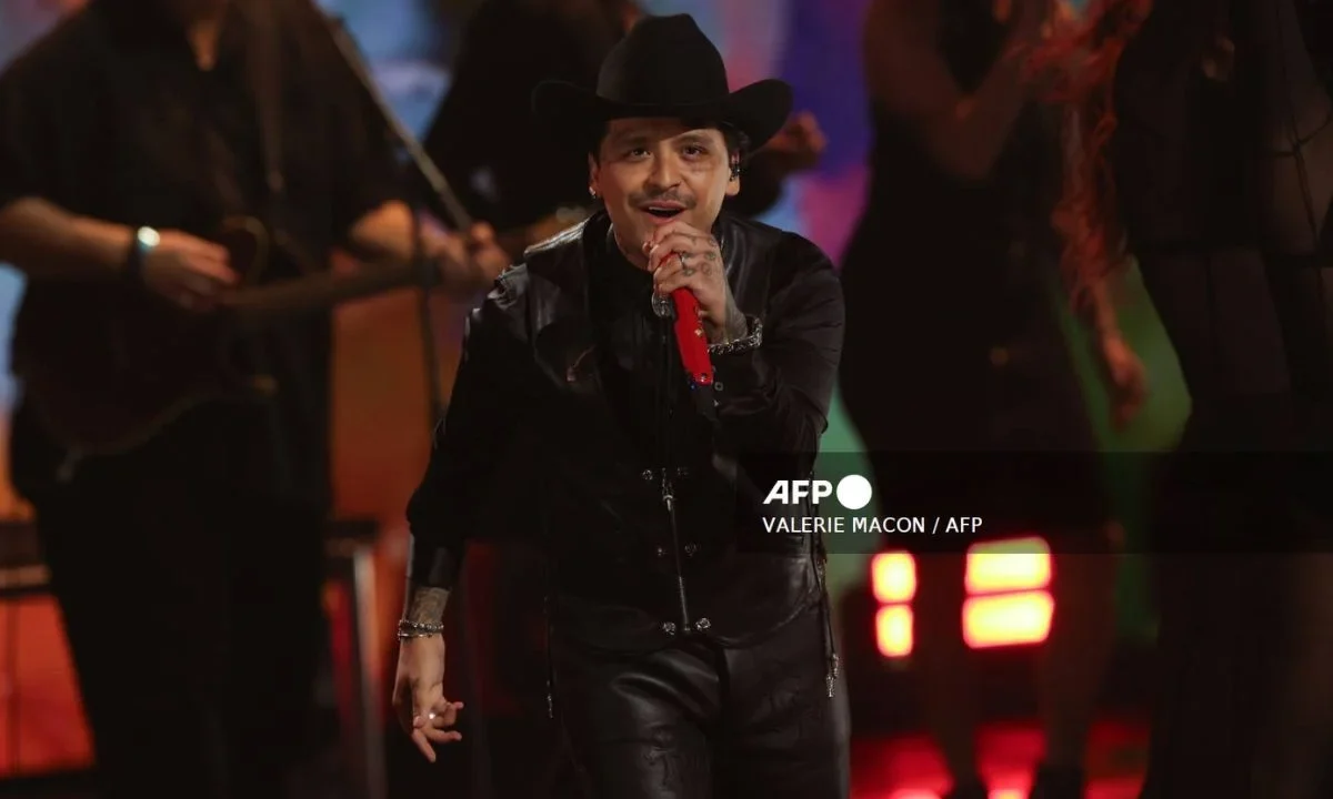El cantante Christian Nodal llegó a los juzgados federales del Reclusorio Oriente, acompañado de personal de seguridad y su defensa legal; también asistieron sus padres.
