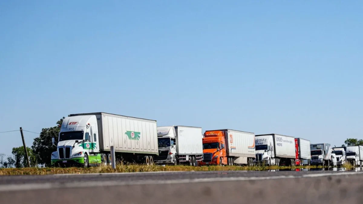 Comienzan la retirada algunos transportistas y se liberan carreteras principales
