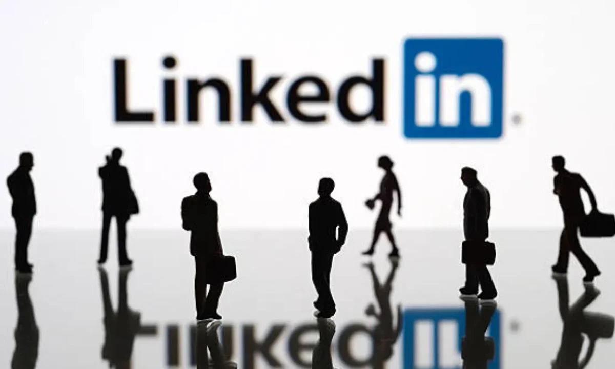 Utilizan perfiles como Amanda Qiu y Shirly Shen, en LinkedIn para vincularse con asistentes parlamentarios, funcionarios y académico