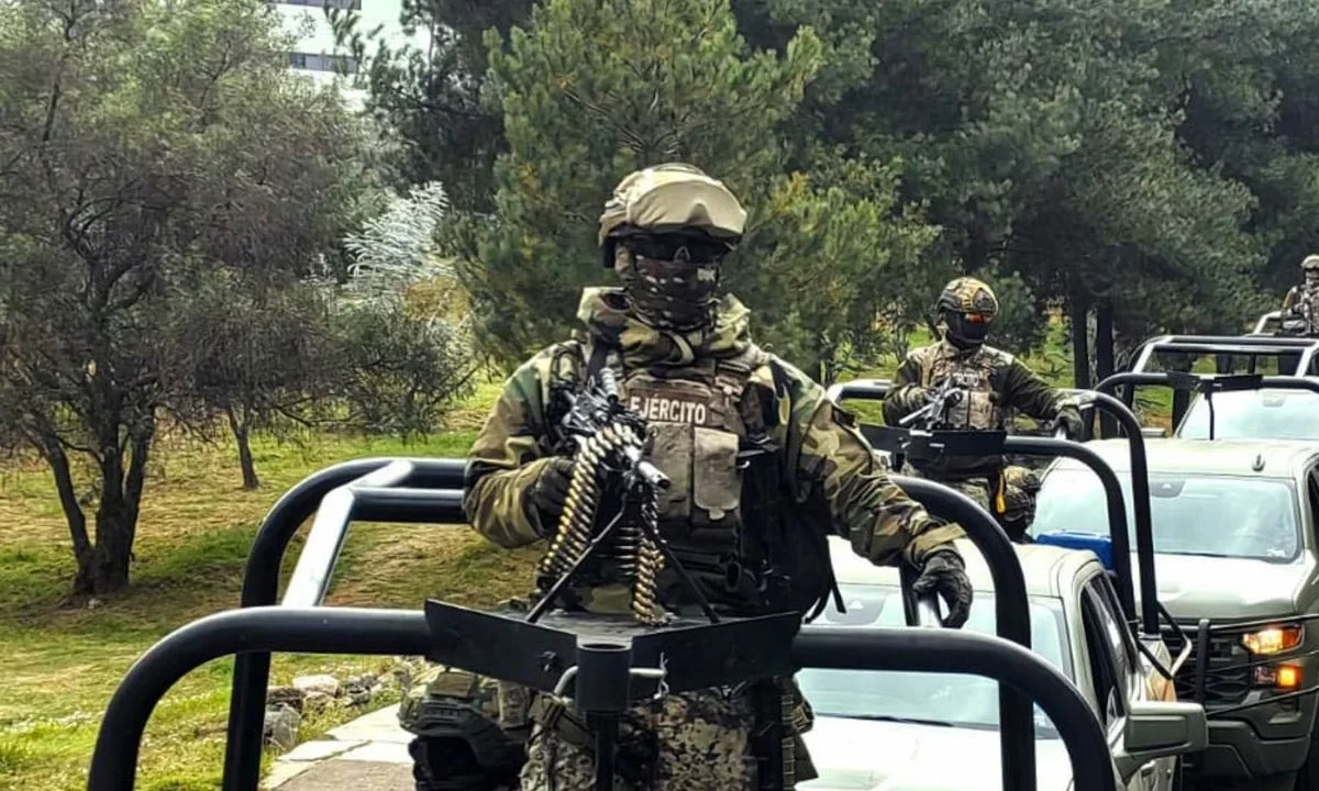 En las inmediaciones de la localidad de La Alberca, en el municipio de Apatzingán, elementos de la GN y en coordinación con personal del Ejército Mexicano y la Guardia Civil lograron la detención de dos personas.