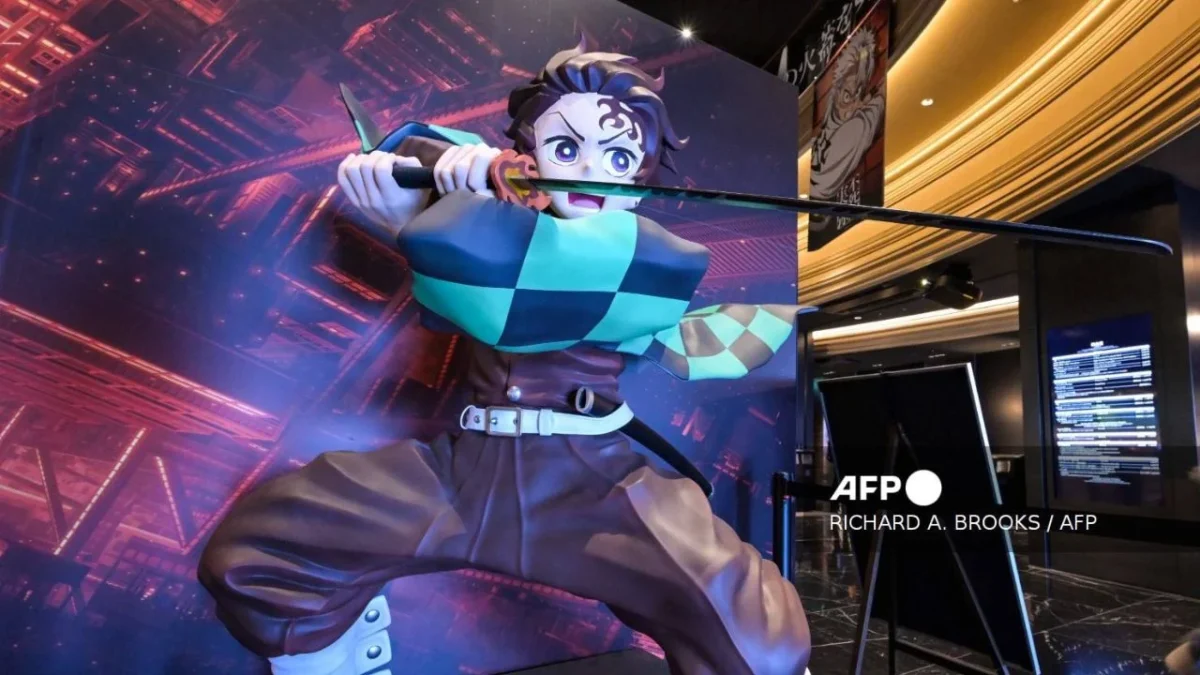 Señalización y los carteles promocionales de la película de anime japonesa "Demon Slayer" en un cine del barrio de Ikebukuro, en Tokio.