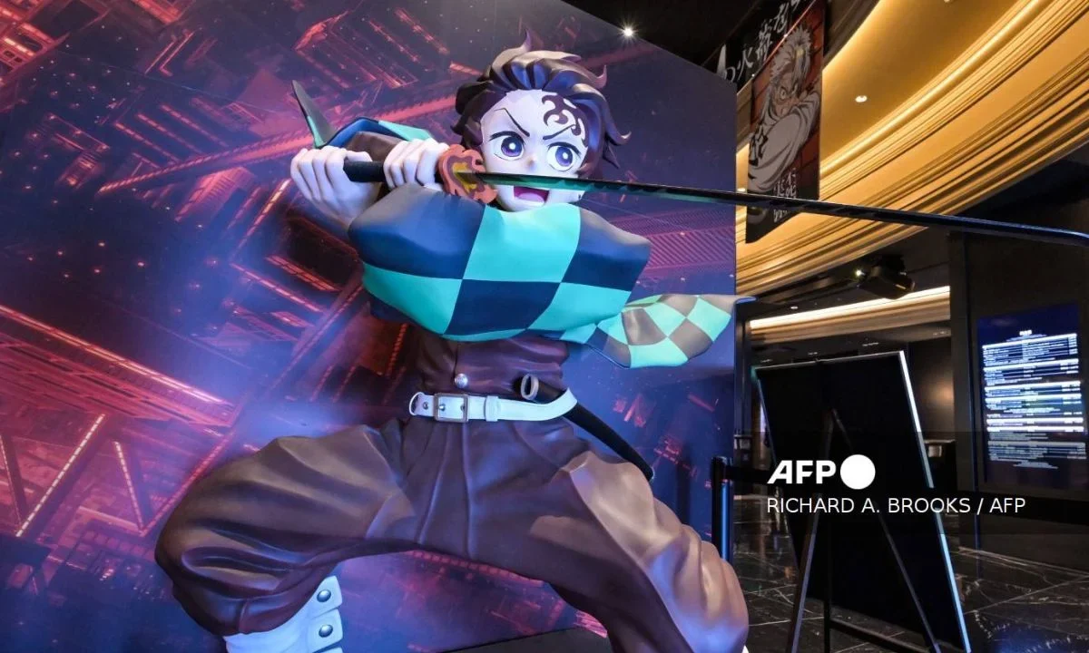 Señalización y los carteles promocionales de la película de anime japonesa "Demon Slayer" en un cine del barrio de Ikebukuro, en Tokio.