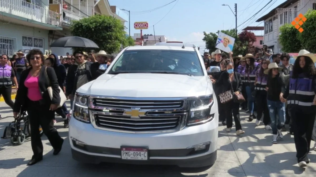 Homenajean a Carlos Manzo en el Centro de Uruapan tras su asesinato