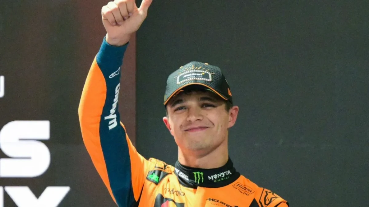 El piloto británico de McLaren, Lando Norris, hace un gesto tras conseguir la pole position durante la sesión de clasificación del Gran Premio de Fórmula Uno de Las Vegas