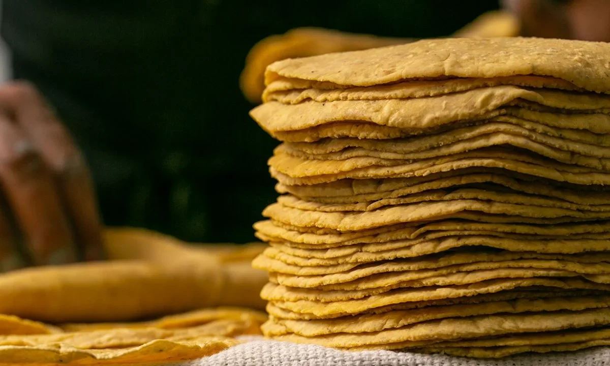 La masa de nixtamal para elaborar las tortillas de maíz ofrece muchos otros beneficios, pues son fuente de nutrientes importantes como calcio, fósforo y niacina, además de proteína y fibra.