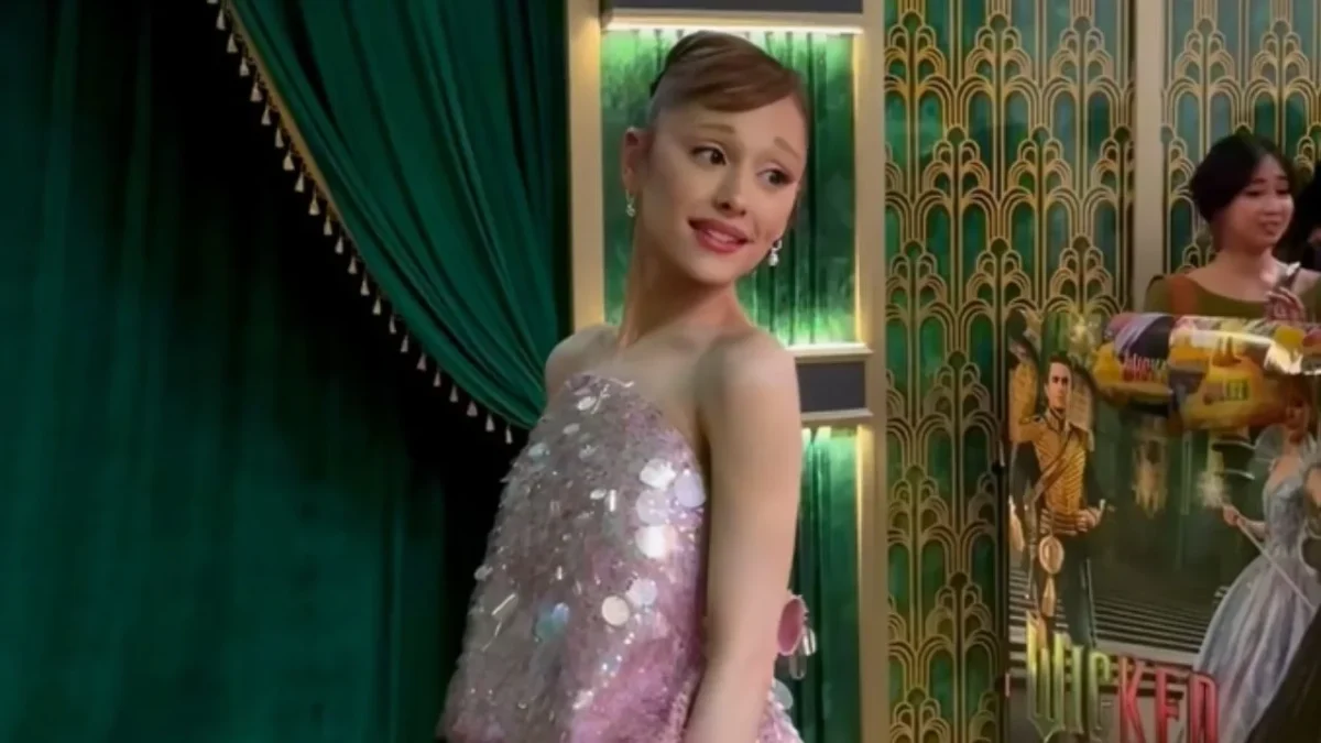 Ariana Grande durante la gala de estreno de “Wicked: For Good” en Singapur, vive incómodo momento luego de que un fan se saltará las vallas de protección, para agarrar de manera efusiva a la artista,