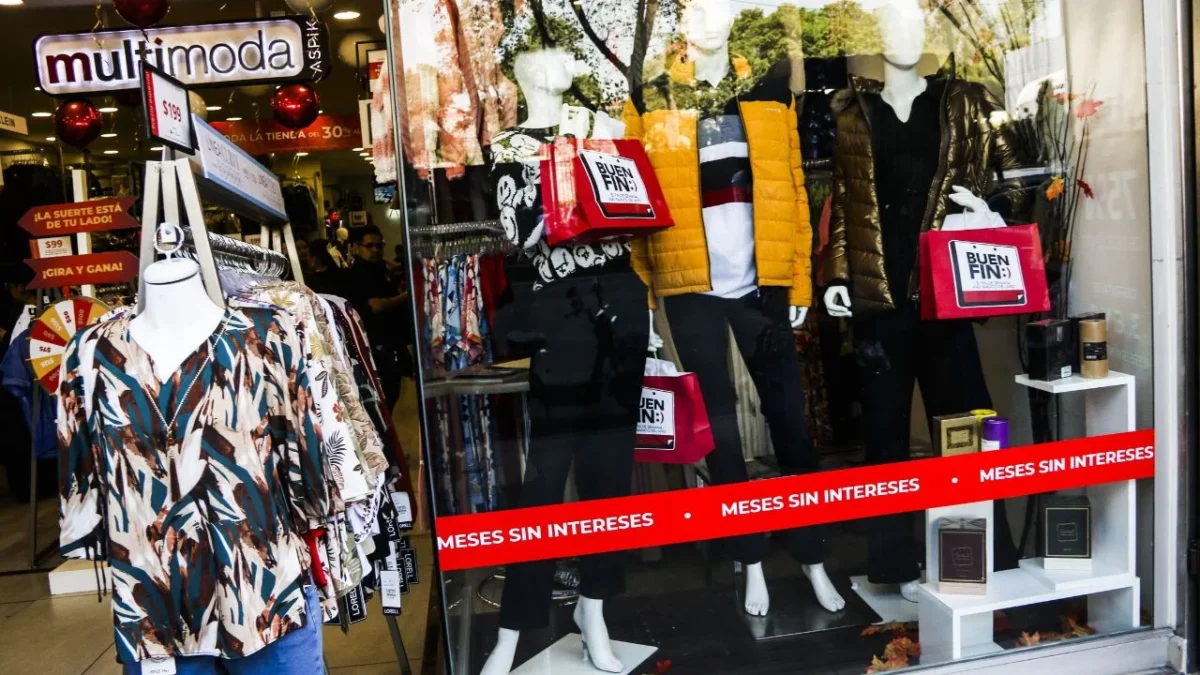 Empiezan las rebajas del Buen Fin en la calle José María Izazaga de la Colonia Centro