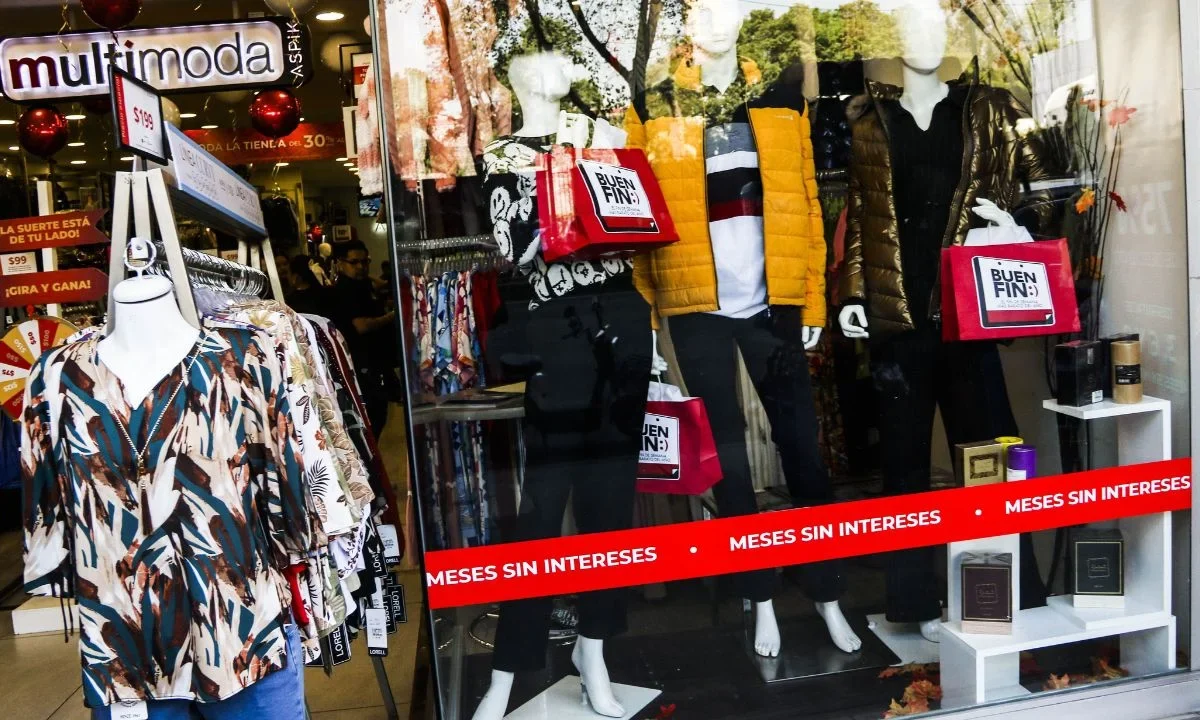 Empiezan las rebajas del Buen Fin en la calle José María Izazaga de la Colonia Centro