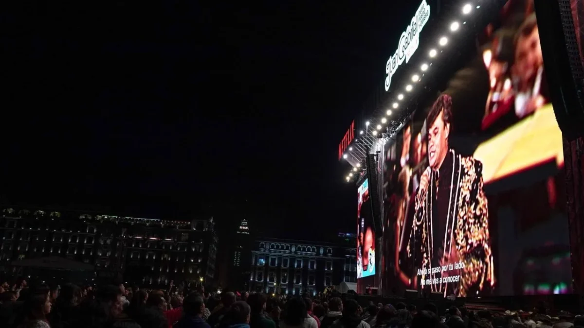 Proyección de Juan Gabriel en el Zócalo reúne a 170 mil personas