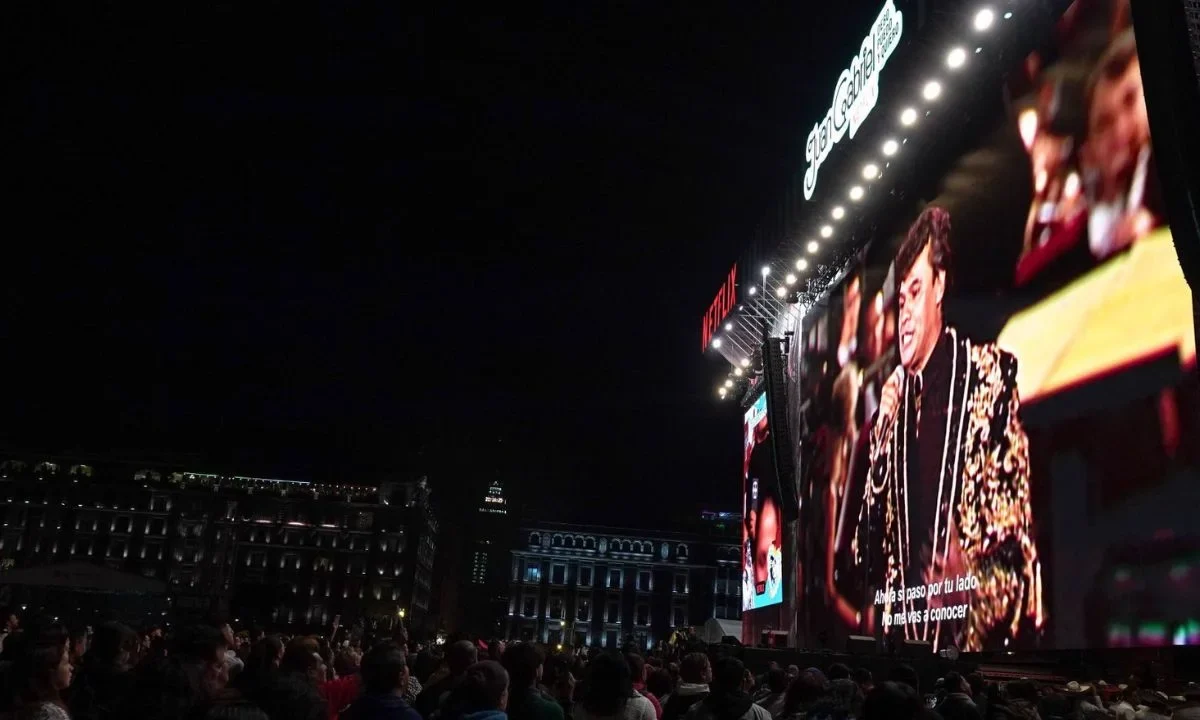 Proyección de Juan Gabriel en el Zócalo reúne a 170 mil personas