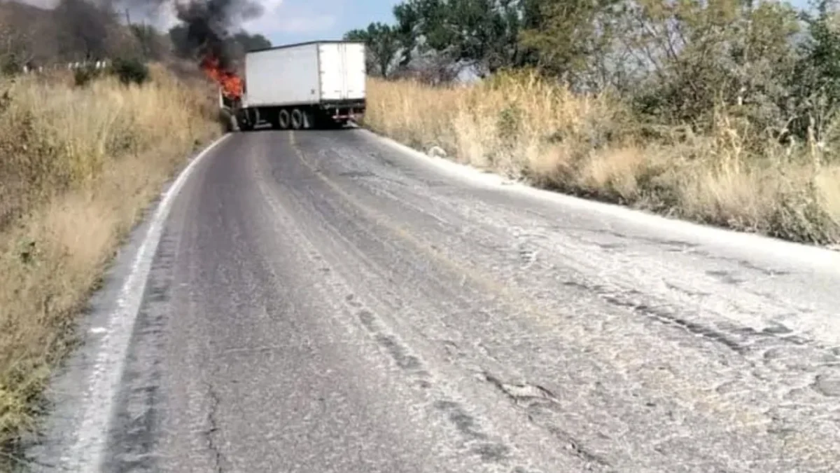 Reportan narcobloqueos en 12 municipios de Michoacán