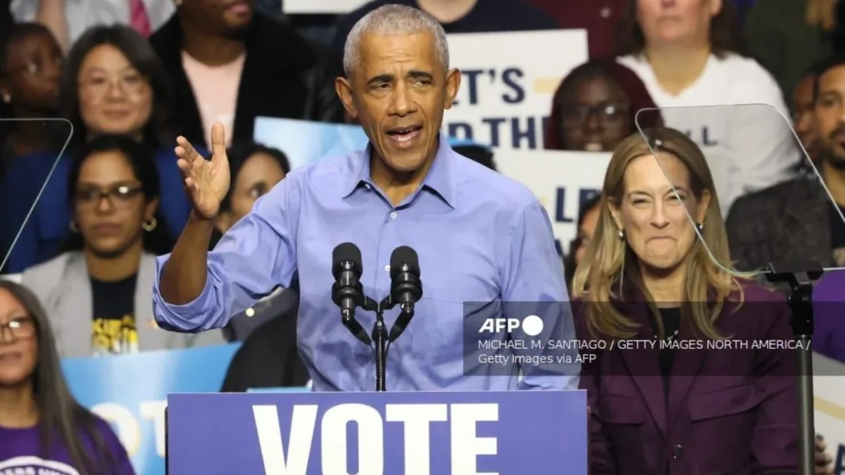 'Si no pueden ir al médico, él les invitará a un baile': Obama se lanza contra Trump en discursos